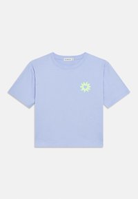 Ανοιχτό μπλε κοντομάνικο βαμβακερό T-shirt, με μικρό κίτρινο-πράσινο λογότυπο ήλιου στο αριστερό μέρος του στήθους. Απλός στρογγυλός λαιμός και άνετη γραμμή.