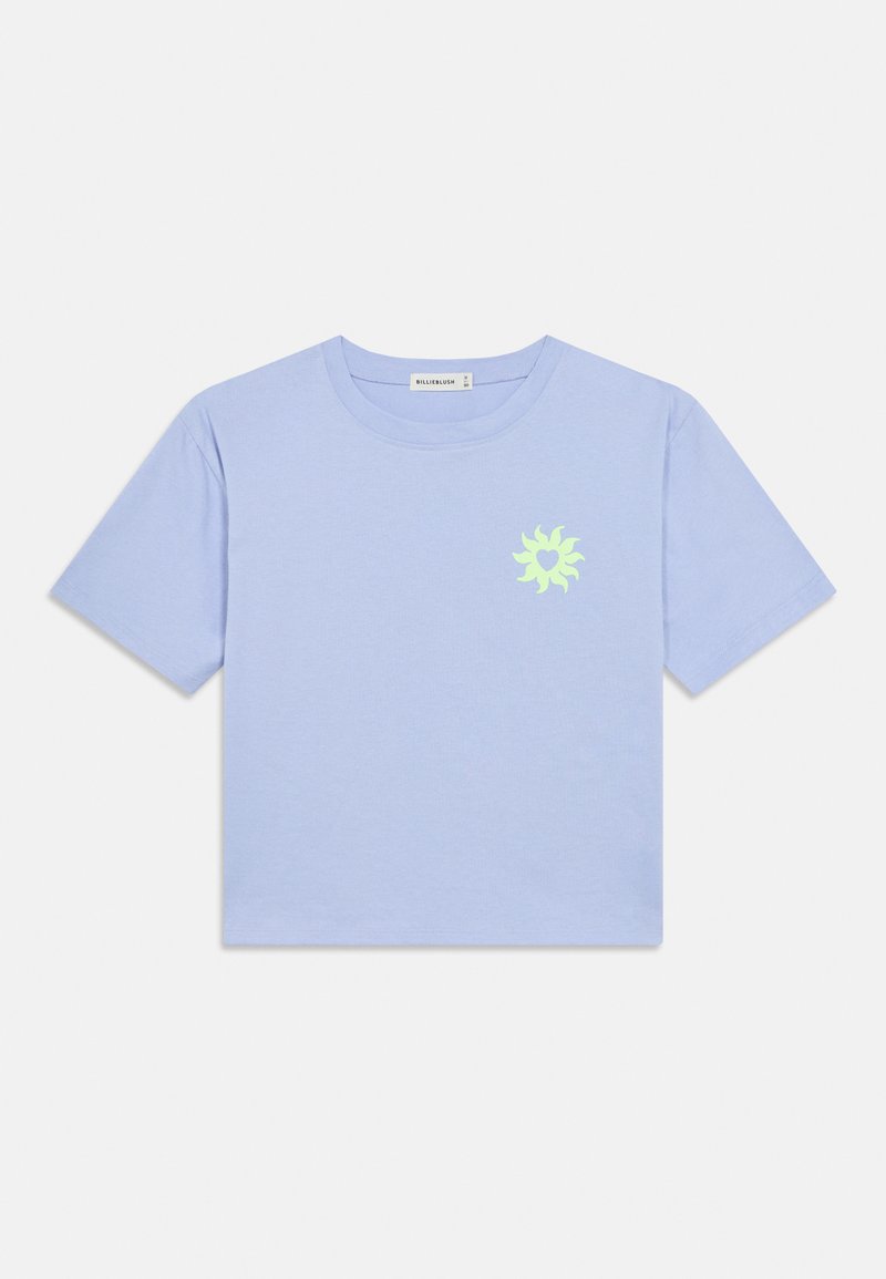 Ανοιχτό μπλε κοντομάνικο βαμβακερό T-shirt, με μικρό κίτρινο-πράσινο λογότυπο ήλιου στο αριστερό μέρος του στήθους. Απλός στρογγυλός λαιμός και άνετη γραμμή.