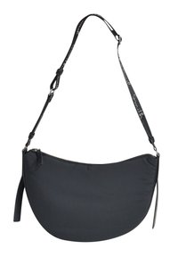 Schwarze Nylon-Schultertasche mit gebogener Form, Reißverschluss und verstellbarem Trageriemen mit Logo-Muster. Glatte Textur und minimalistisches Design.