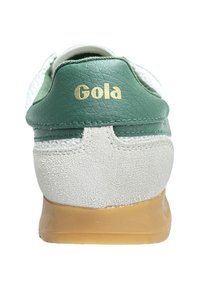 Sneaker in pelle verde e bianca con finitura testurizzata, caratterizzato dal logo dorato "Gola" sul tallone e suola in gomma.