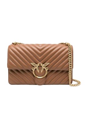 Bruine leren handtas met chevronpatroon, gouden hardware, een ronde sluiting met twee vogelontwerpen en een kettingstrap.
