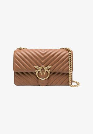 Borsa a tracolla in pelle marrone con motivo a zig-zag, ferramenta in tonalità oro, una chiusura circolare con due design di uccelli e una tracolla a catena.
