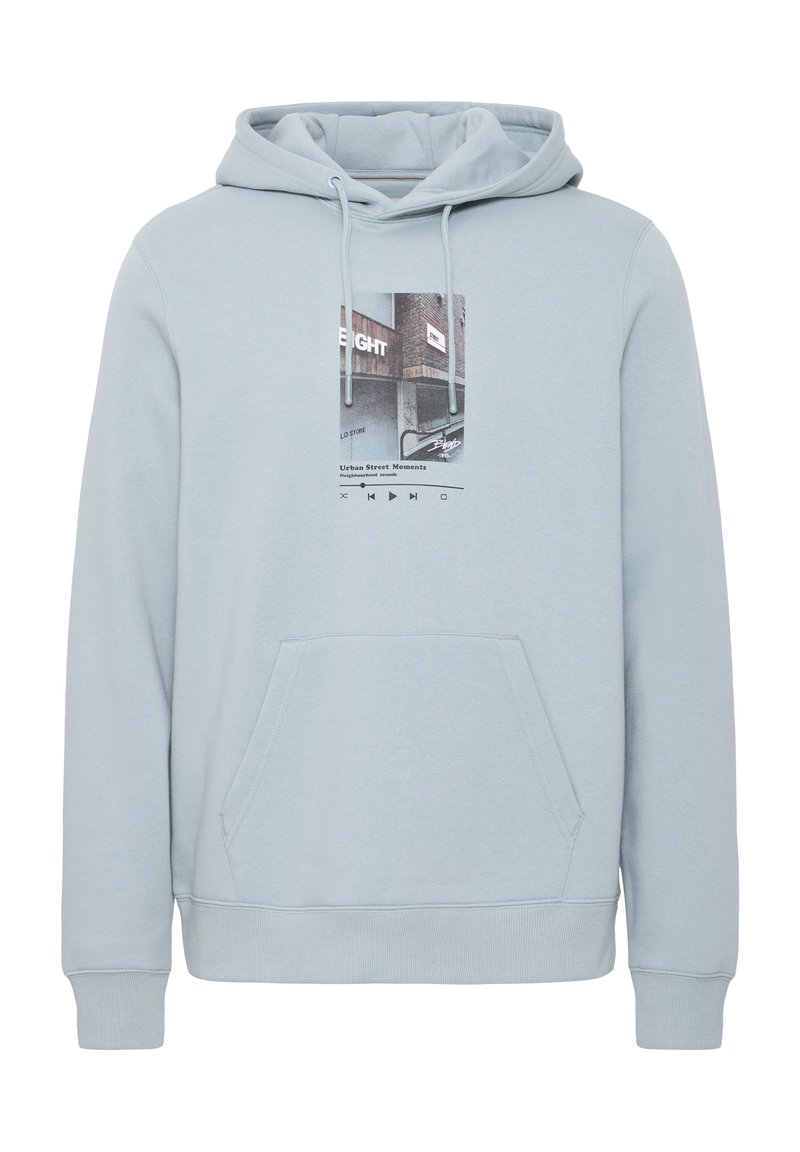 Sudadera de color azul claro, fabricada en un tejido suave, con un bolsillo frontal y una impresión gráfica que muestra imágenes urbanas y botones de reproducción.