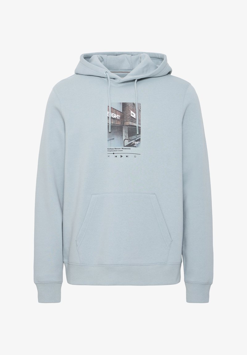 Sudadera de color azul claro, fabricada en un tejido suave, con un bolsillo frontal y una impresión gráfica que muestra imágenes urbanas y botones de reproducción.