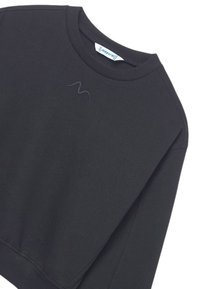 Felpa nera con colletto rotondo, polsini e fondo a costine. Presenta un logo cucito a forma di onda al centro davanti. Realizzata in tessuto morbido.