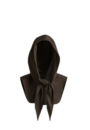 Écharpe à capuche marron foncé avec un lien au cou, conçue pour couvrir la tête, le cou et le haut des épaules.