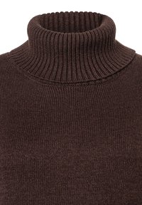 Bruine gebreide turtleneck trui met een geribde textuur en een hoge kraag. De stof is zacht en heeft een consistent patroon.