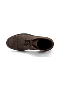 Botín de piel marrón hasta el tobillo con punta redondeada, diseño con cordones y acabado texturizado, con suela de goma oscura.