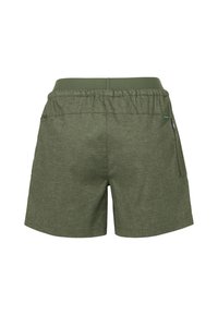 Shorts verts avec ceinture élastique et poche zippée à l'arrière sur le côté droit, fabriqués en tissu léger texturé.
