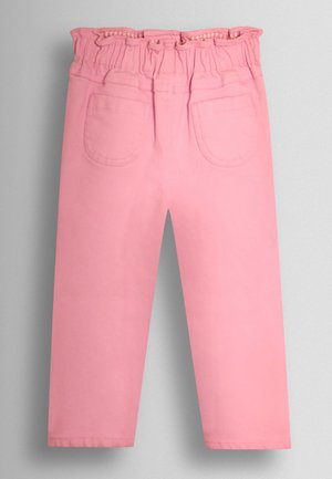 Różowe bawełniane spodnie z elastycznym paskiem, dwiema tylnymi kieszeniami i gładką teksturą. Nogawki proste, lekko zwężane przy kostce.