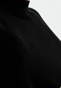 Schwarzer Rollkragenpullover mit taillierter Passform, gestrickter Textur und hohem Kragen. Glattes Material mit einem dezenten Glanz.