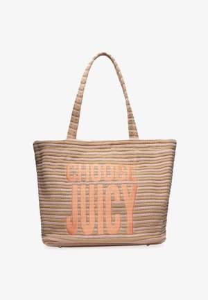 Beżowa torba tote w paski z teksturowanej tkaniny, z napisem "WYBIERZ SOCZYSTE" w kolorze koralowym. Dwie mocne plecione uchwyty do noszenia.