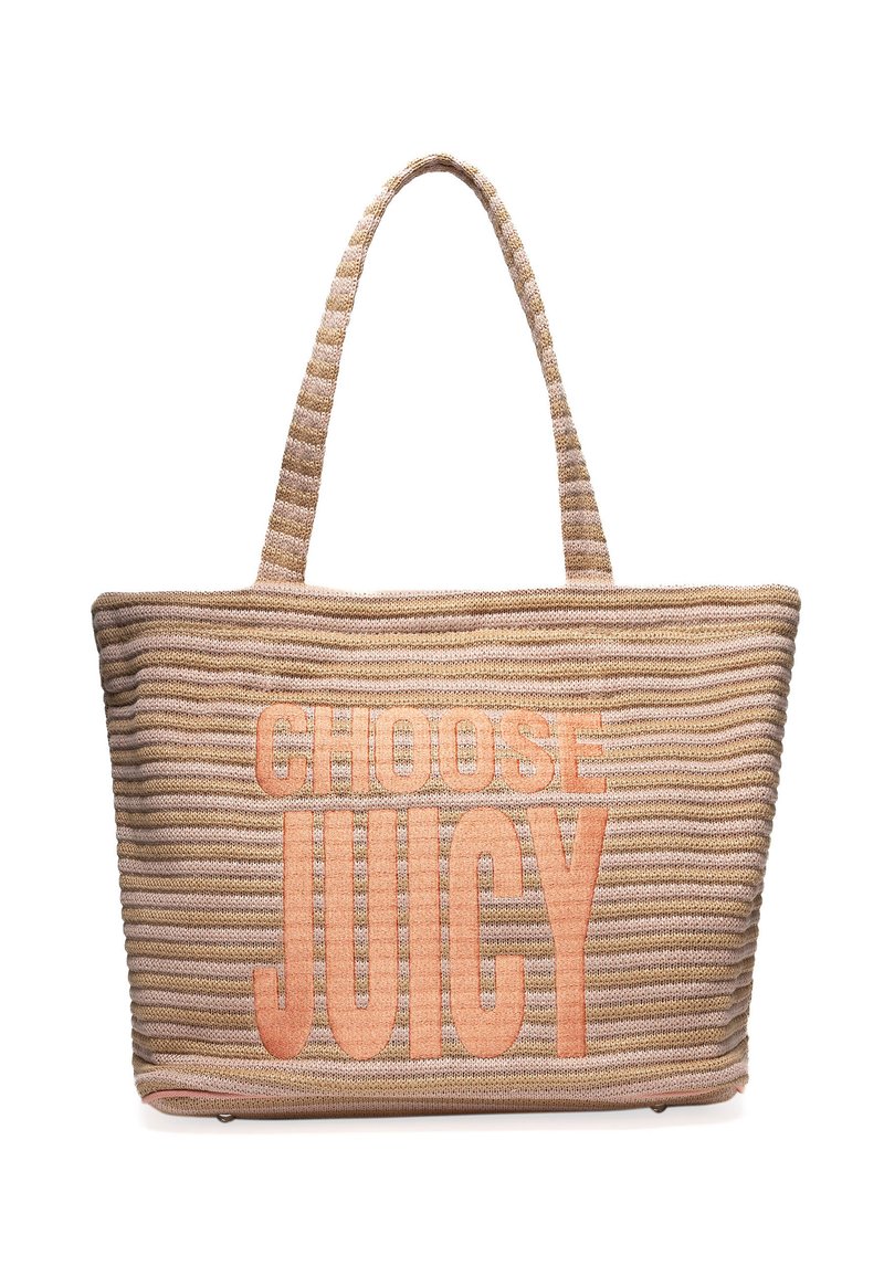 Randig beige tygväska med strukturerad tyg, med frasen "VÄLJ SAFTIG" i korall. Två kraftiga vävda handtag för bärande.