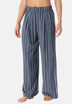 Pantalon ample bleu marine avec des rayures verticales blanches et roses, taille élastique, porté pieds nus, montré de la taille aux pieds sur fond clair.
