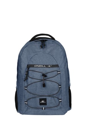 Sac à dos en tissu bleu avec une surface texturée, présentant un design de cordon élastique sur le devant, des sangles réglables, et un patch logo noir.