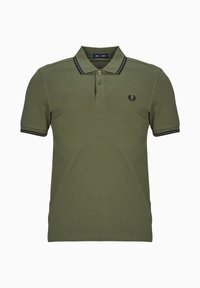 Polo de color verde oliva hecho de algodón, con un cuello clásico, tapeta de dos botones y rayas negras en las mangas. Logotipo en el pecho.