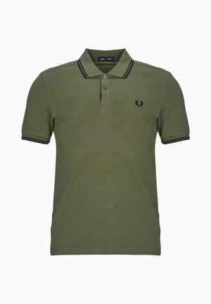 Polo verde oliva in cotone, con colletto classico, patta con due bottoni e strisce nere decorative sulle maniche. Logo sul petto.