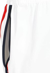 Weiße Sportshorts mit einem elastischen Bund, versehen mit blauen und roten vertikalen Streifen entlang der Seitennähte. Leichtes Material.