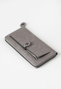 Portafoglio in pelle grigia con chiusura a zip, caratterizzato da un design elegante, dettagli in rilievo e un piccolo bottone a pressione rotondo.