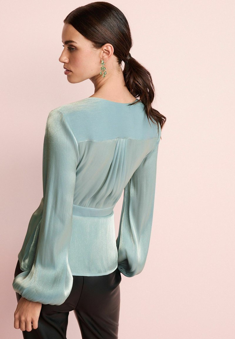 Volume Sleeve Beads Blouse