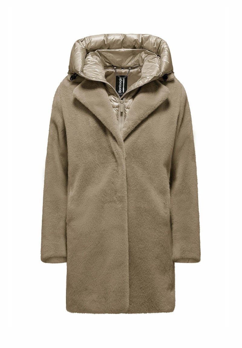 Beige nepbontjas met een afneembare satijnen capuchon. Voorzien van een ritssluiting en zijzakken. Zachte textuur en een ontspannen pasvorm.