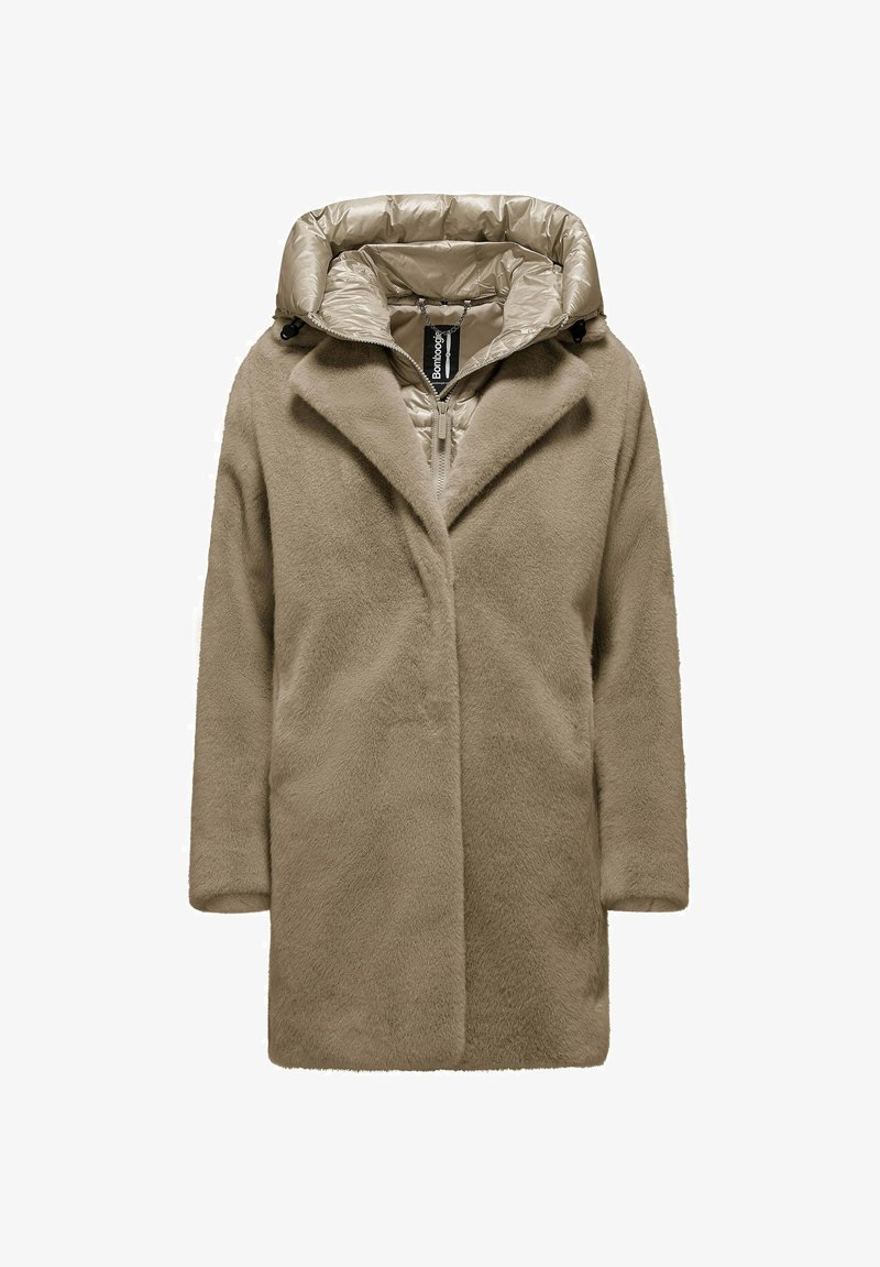 Beige nepbontjas met een afneembare satijnen capuchon. Voorzien van een ritssluiting en zijzakken. Zachte textuur en een ontspannen pasvorm.