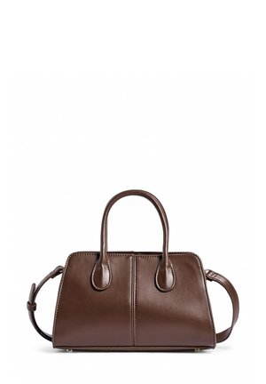 Braune Lederhandtasche mit kurzen Griffen, strukturierter Form, kontrastierenden Nähten und einem abnehmbaren Schultergurt. Glatte Textur und minimale Akzente.