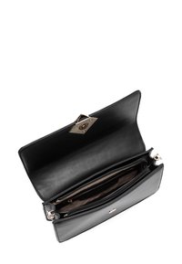 Borsa a spalla in pelle nera dalla forma strutturata, con chiusura in metallo dorato e un interno foderato con un compartimento con cerniera.