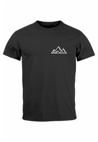 Schwarzes Baumwoll-T-Shirt mit einem weißen geometrischen Bergdesign auf der linken Brust. Kurze Ärmel, klassischer Rundhalsausschnitt, glatte Textur.