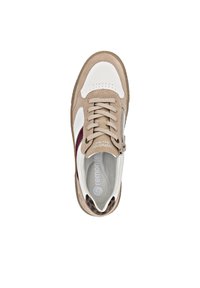 Sneaker beige e bianco con tomaia in suede texturizzato, area della punta perforata, dettagli marroni e design con lacci. Logo sulla soletta è visibile.