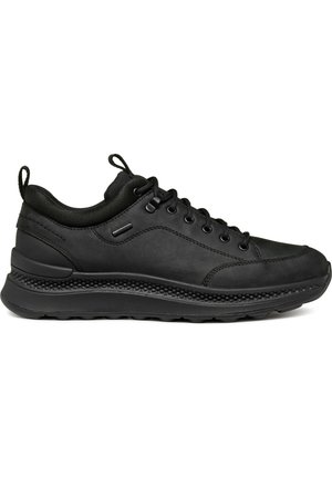 Czarny sneaker z gładką skórzaną cholewką, zaokrąglonym noskiem, teksturowaną podeszwą, sznurowanym przodem i wyściełanym kołnierzem dla komfortu.