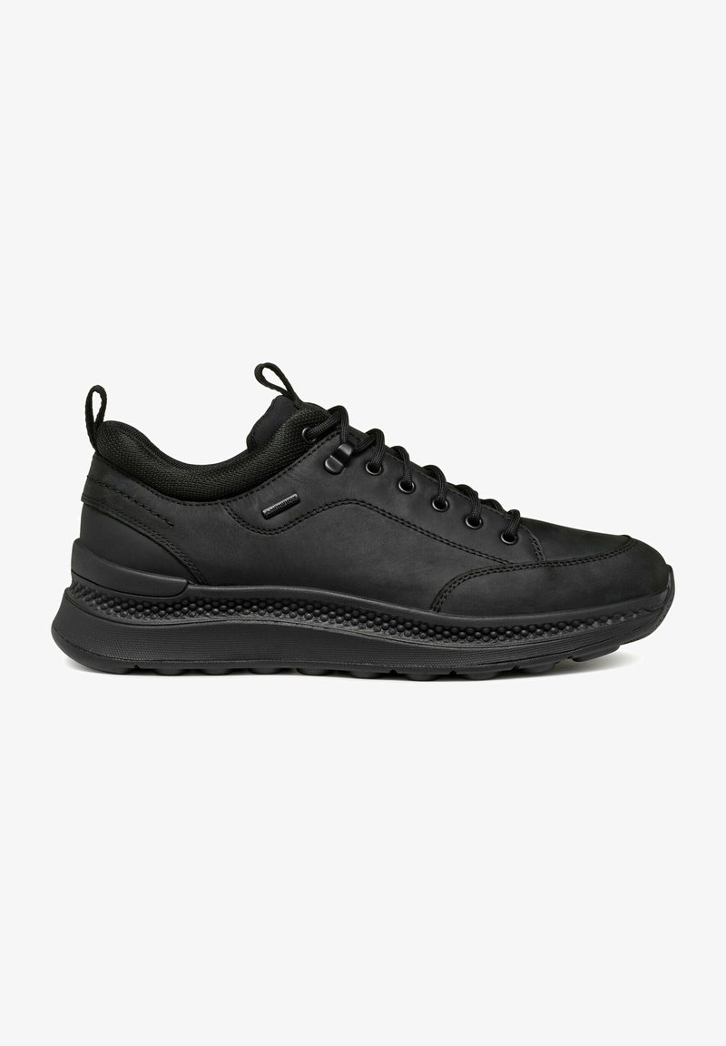 Sneaker nera con una tomaia in pelle liscia, punta rotonda, suola testurizzata, lacci nella parte anteriore e collo imbottito per il comfort.