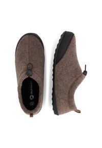 Bruine vilten pantoffels met zwarte rubberen zolen, instapontwerp, afgeronde neus en een zijdelingse knoppende detail. Lichtgewicht en gestructureerd oppervlak.