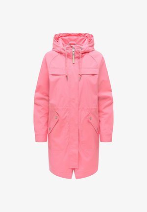 Roze regenjas met capuchon, ritssluiting aan de voorkant, koordsluiting van de capuchon en twee klepzakken met drukknoopsluiting op een witte achtergrond.