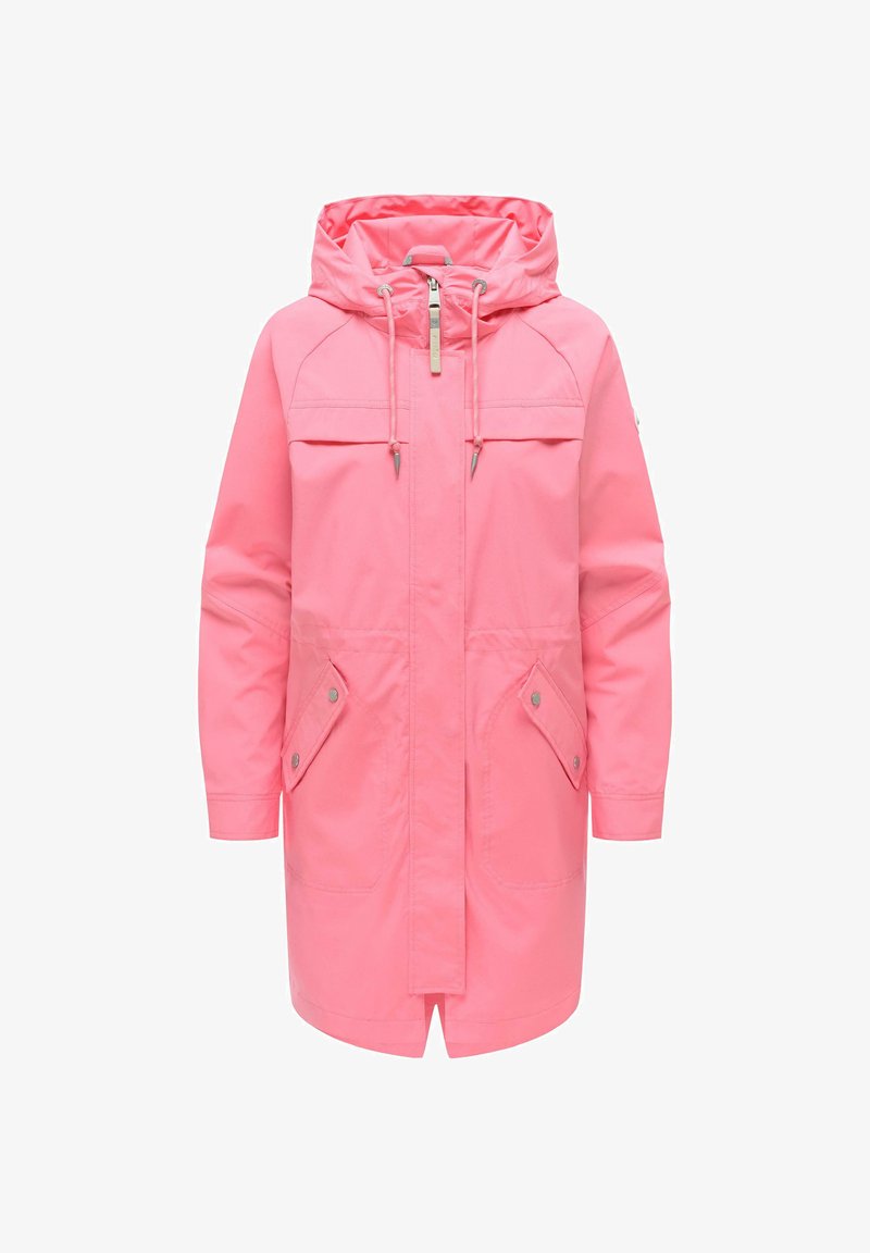 Różowy płaszcz przeciwdeszczowy z kapturem, z przednim zamkiem błyskawicznym, kapturem ze ściągaczem oraz dwoma klapowymi kieszeniami zapinanymi na zatrzaski na białym tle.
