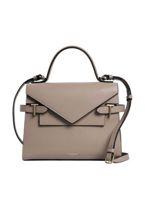 Sac à main en cuir taupe avec poignée supérieure, bandoulière réglable, rabat enveloppe et détails de boucle dorée.