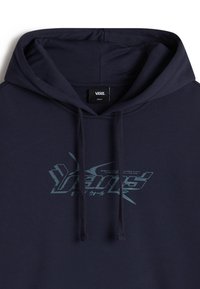 Hoodie bleu marine mettant en avant un grand logo "Vans" stylisé en bleu clair. Le tissu semble lisse avec une poche kangourou et des cordons de serrage ajustables.