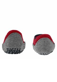 Zapatillas de casa grises con acentos rojos y suelas de goma texturizadas. Tacón redondeado y diseño bajo para un fácil acceso al ponérselas y quitárselas.