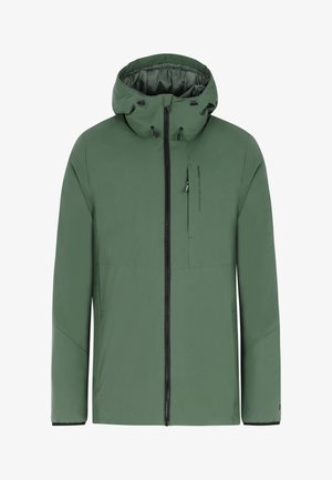 Groene geïsoleerde jas met een capuchon, voorzien van een ritssluiting aan de voorkant, zijzakken en een slanke, waterafstotende stof. Accenten zijn onder andere een logo op de borst.