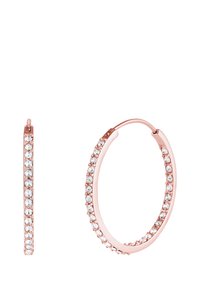 Boucles d'oreilles en or rose en forme de hoop, présentant un design fin orné de petites pierres claires le long du bord extérieur, offrant une touche étincelante.