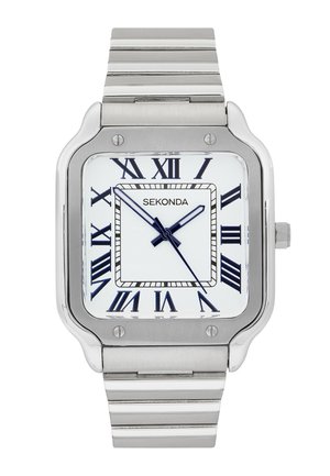 Montre carrée en argent avec cadran blanc, chiffres romains noirs, aiguilles des heures, minutes et secondes noires, et bracelet à maillons métalliques.