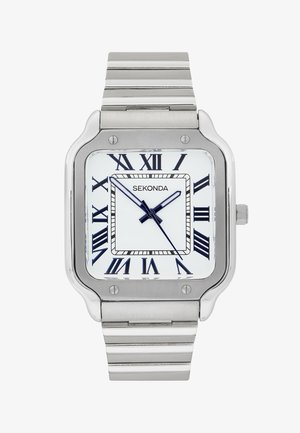 Montre carrée en argent avec cadran blanc, chiffres romains noirs, aiguilles des heures, minutes et secondes noires, et bracelet à maillons métalliques.