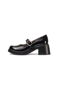 Zapatos Mary Jane de charol negro con punta redonda, una hebilla decorativa y un tacón grueso. Textura suave y diseño minimalista.
