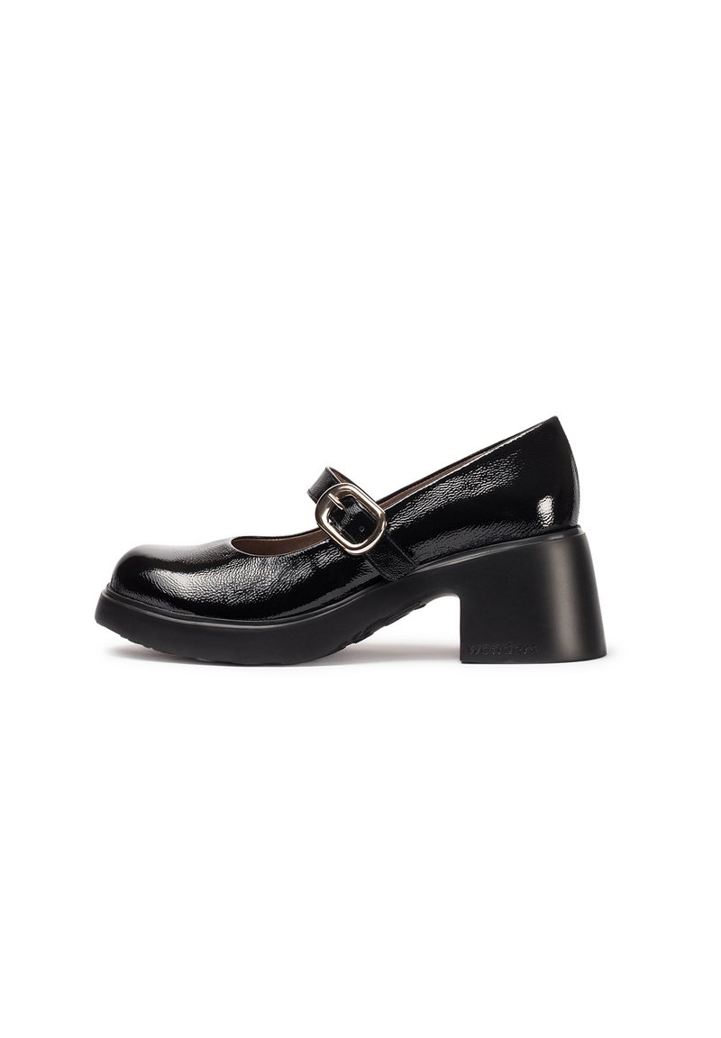 Zapatos Mary Jane de charol negro con punta redonda, una hebilla decorativa y un tacón grueso. Textura suave y diseño minimalista.