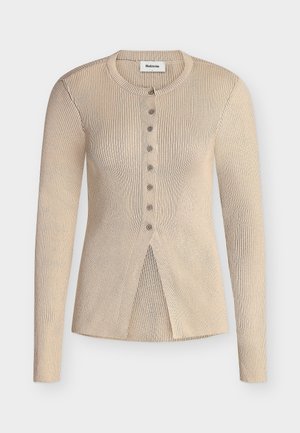 Cardigan en maille côtelée beige avec manches longues, encolure ronde, fermeture à boutons sur le devant et détail de ourlet chevauchant à l'avant.