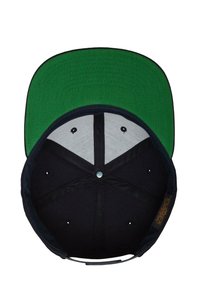 Căciulă de baseball neagră cu vizor superior verde și căptușeală gri. Are șase orificii de ventilație și o curea ajustabilă din plastic în spate.