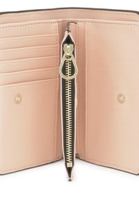 Interior de una cartera de cuero rosa con múltiples compartimentos para tarjetas, un bolsillo con cremallera dorada y broches de presión dorados. Textura suave, diseño estructurado.