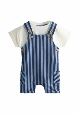 Blå og navystribede korte overalls med træknapper båret over en hvid kortærmet babytrøje.