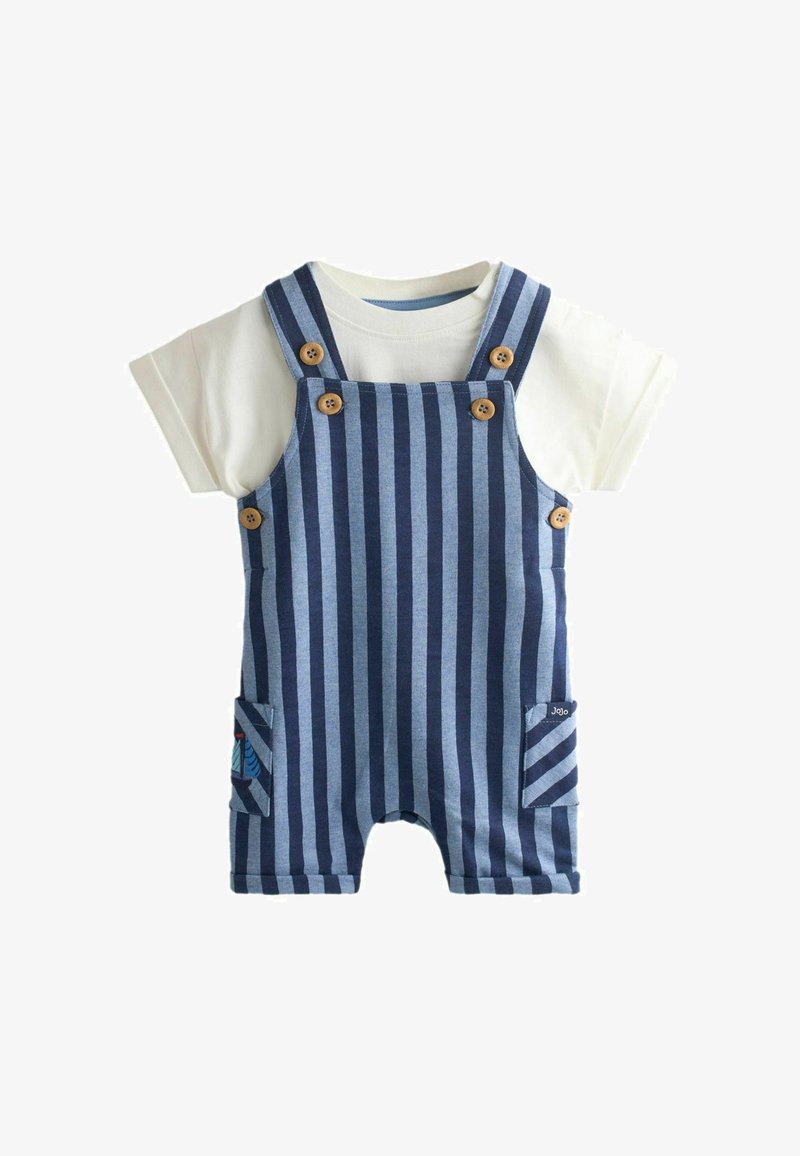 Courte salopette rayée bleu et marine avec des boutons en bois portée sur une chemise blanche à manches courtes pour bébé.