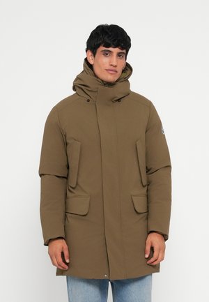Parka verde oliva con colletto alto, grandi tasche anteriori e chiusura con zip. Presenta un cappuccio e un tessuto textured.